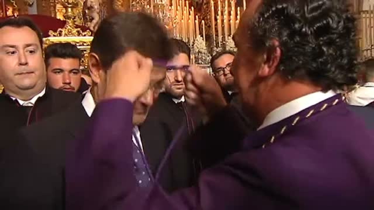 Cospedal ejerce de mayordomo del trono a la salida del Cristo de Ánimas en Málaga
