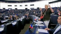 Le Pen propone que el euro cohabite con una moneda nacional