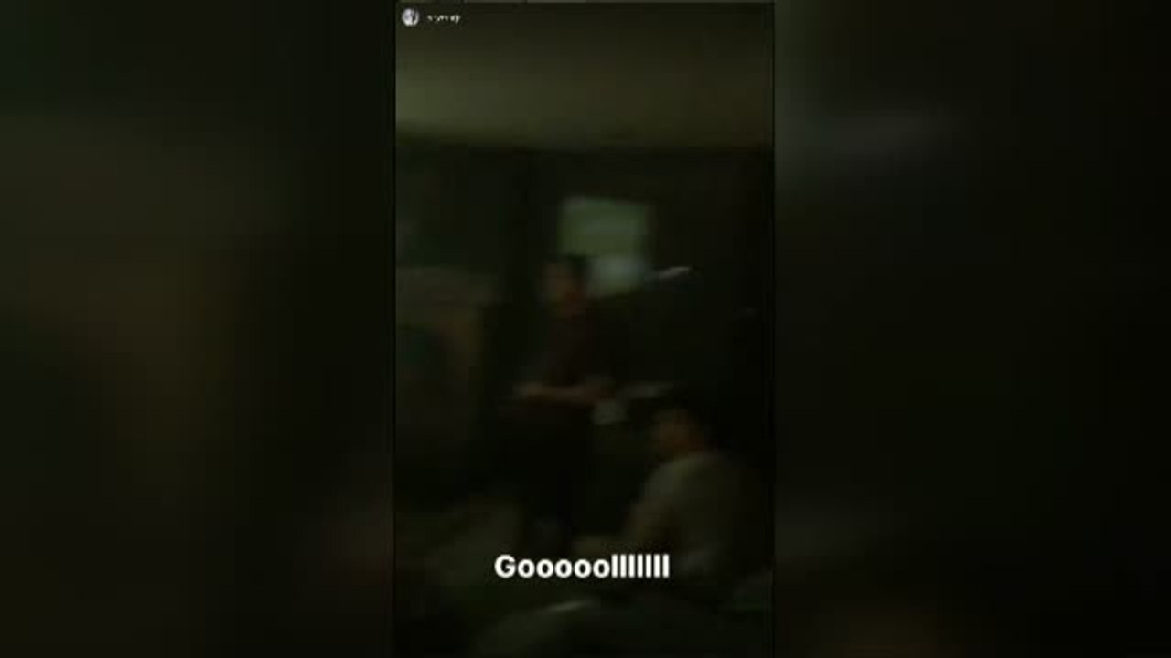 Neymar celebra el gol de Messi por todo lo alto