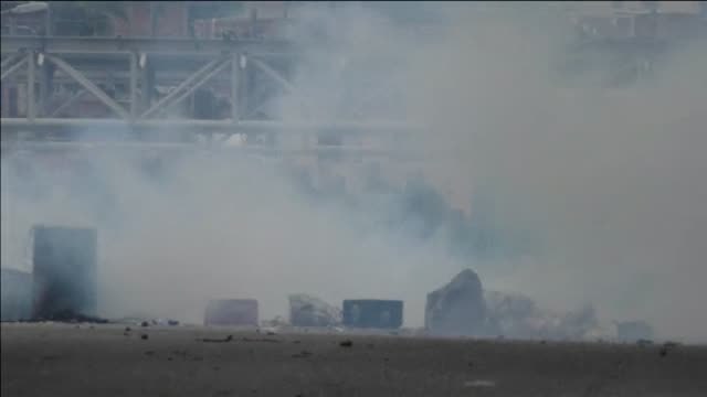 La oposición venezolana protesta por la decisión de Maduro de convocar una Asamblea Nacional Constituyente