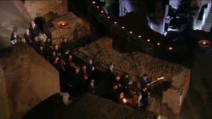 Video herunterladen: El Papa Francisco preside el tradicional Vía Crucis en Roma