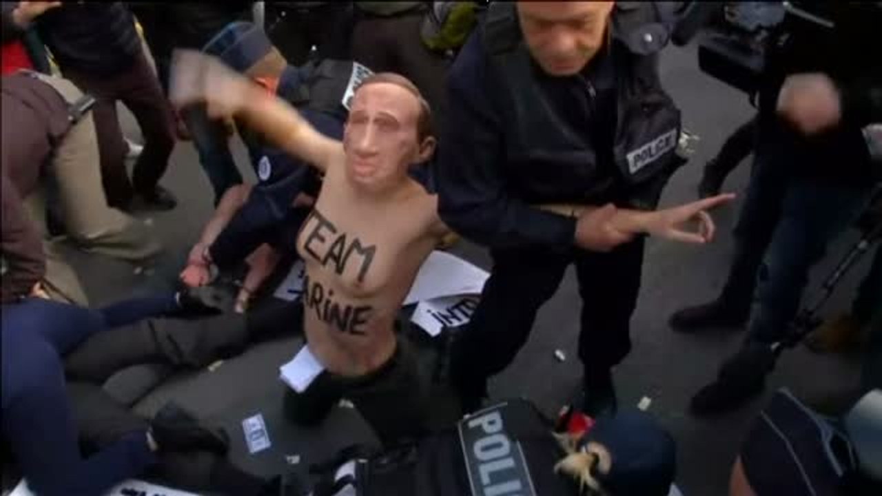Femen se disfraza de Putin para protestar contra Le Pen