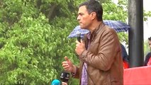 La lluvia sorprende a Pedro Sánchez durante un acto en Mérida
