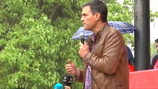 La lluvia sorprende a Pedro Sánchez durante un acto en Mérida