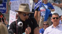 Johnny Depp participa en las protestas contra la ejecución de siete presos en Arkansas