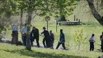 La policía francesa analiza el arsenal entregado por ETA.