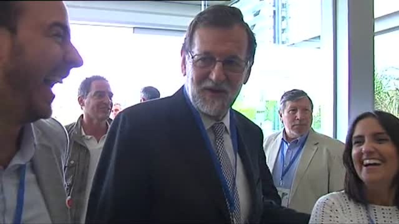 Rajoy a las nuevas generaciones: "Portaros bien, porque la gente del PP no se porta mal nunca"
