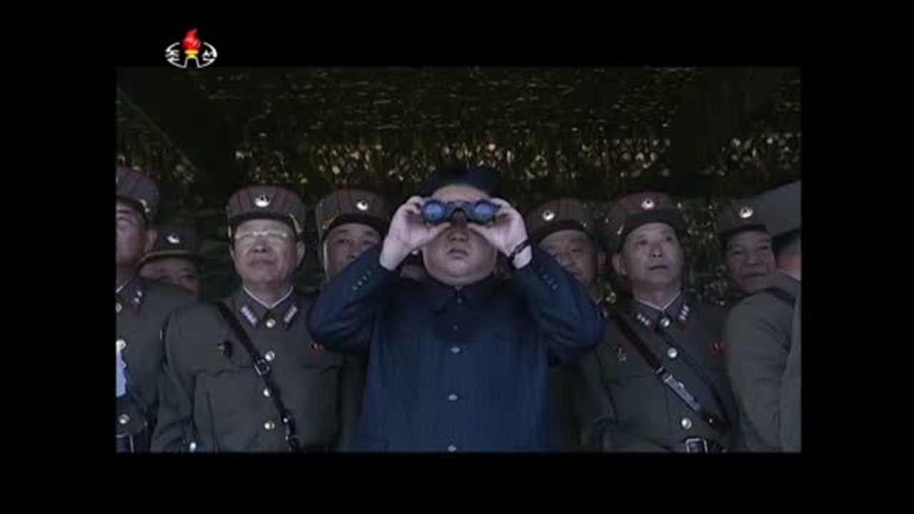 Corea del norte exhibe su poder armamenticos ante la vigilancia de Kim Jong Un