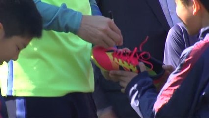 Piqué se "escapa" del entrenamiento por una buena causa