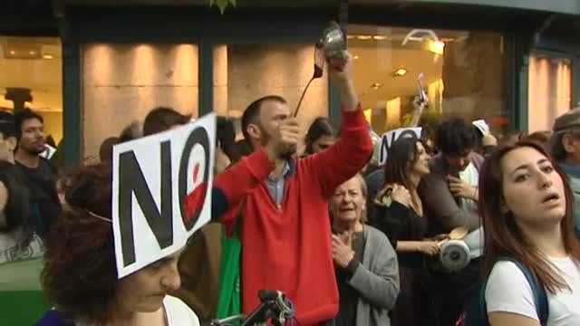 Cacerolada frente a la sede del PP para pedir su disolución