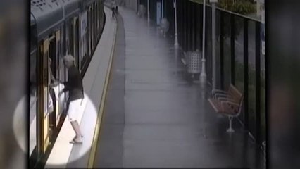 Un niño se cuela entre el vagón y el andén de un tren en Sidney