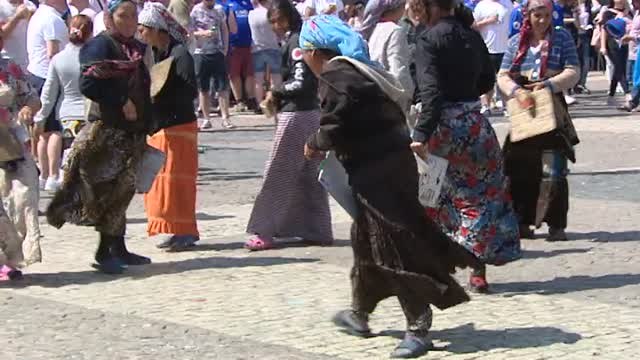 Hooligans del Leicester se mofan de unas mendigas de origen rumano que pedían limosna