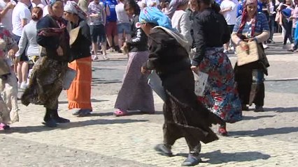 Hooligans del Leicester se mofan de unas mendigas de origen rumano que pedían limosna