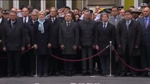 Marine Le Pen y Emmanuel Macron, en el homenaje al capitán de la policía muerto en el atentado de los Campos Elíseos