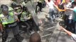 Cientos de manifestantes anti Maduro se enfrentan con la policía en Caracas