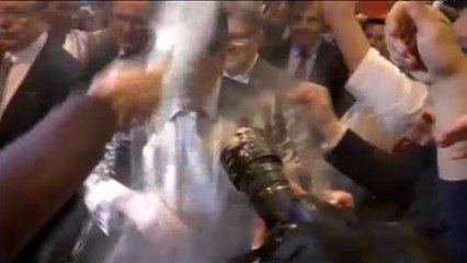 Arrojan un paquete de harina a François Fillon, candidato conservador a la presidencia de Francia
