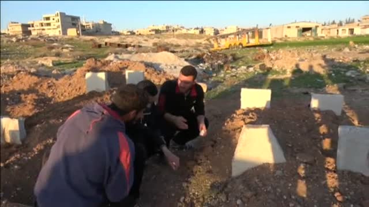 Los supervivientes del ataque químico entierran a sus seres queridos