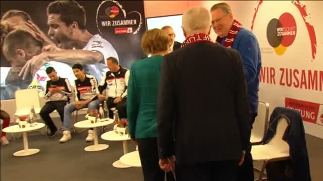 Merkel participa en una iniciativa que busca la integración de los refugiados en Alemania