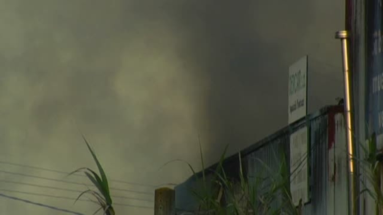 Extinguido el incendio de una empresa de reparación de autobuses en Palafolls (Barcelona)