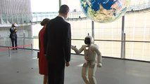 Entrañable saludo real al robot japonés Asimo