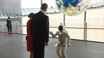 Скачать видео: Entrañable saludo real al robot japonés Asimo