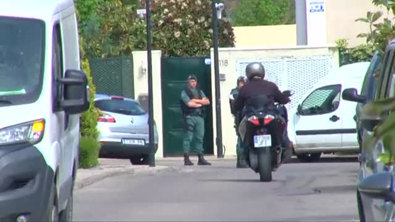 Agentes de la UCO registran la vivienda de Ignacio González