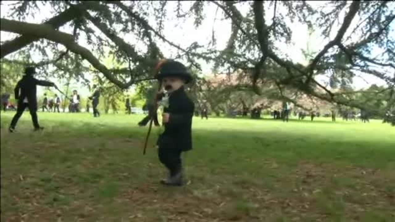 600 personas se disfrazan de Chaplin para celebrar su 128 cumpleaños