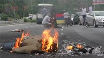 Venezuela protesta contra sus políticos quemando muñecos de trapo que les representan