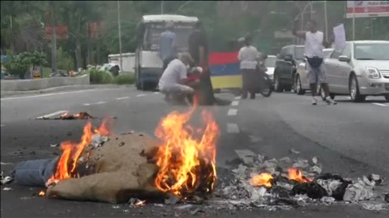 Venezuela protesta contra sus políticos quemando muñecos de trapo que les representan