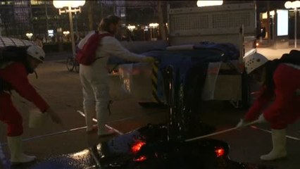 Greenpeace simula un vertido de petróleo ante la sede de Total en París