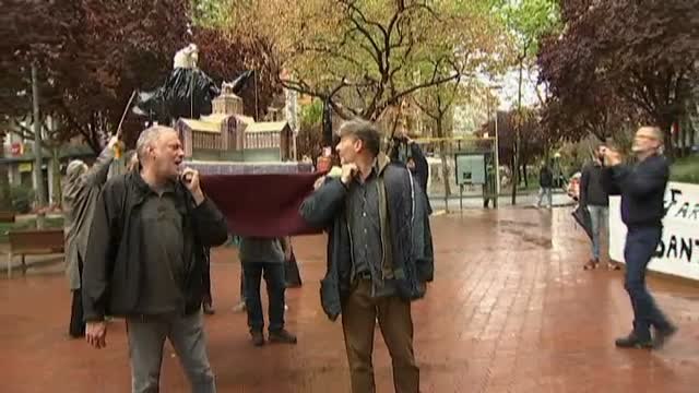 Vía crucis para denunciar la especulación inmobiliaria en el centro de Barcelona