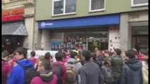 Una treintena de jóvenes vinculados a la CUP irrumpen en la sede del PP catalán al grito de la independencia 