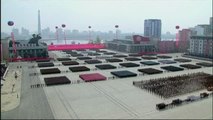 Macro desfile militar en Pyongyang en honor del fundador de Corea del Norte