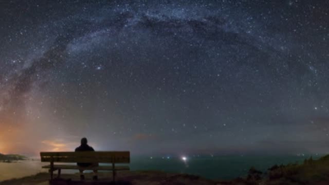 Largas colas para sentarse en el famoso banco de Loiba