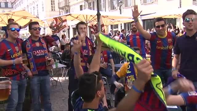 Alrededor de 2.500 aficionados culés llenan de color Turín en las horas previas al Juve- Barça