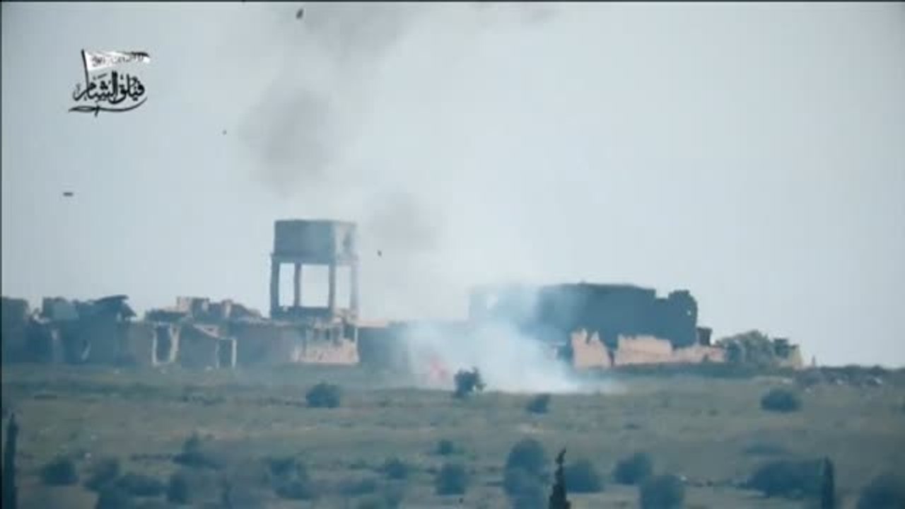 Impactantes imágenes de los rebeldes de al-Assad destruyendo un coche blindado del Gobierno