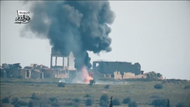 Espectacular secuencia de los rebeldes sirios alcanzando de pleno con un misil a un blindado del Ejército de Al Assad