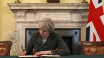 La histórica firma que pone fin a 44 años de relación entre Londres y Bruselas