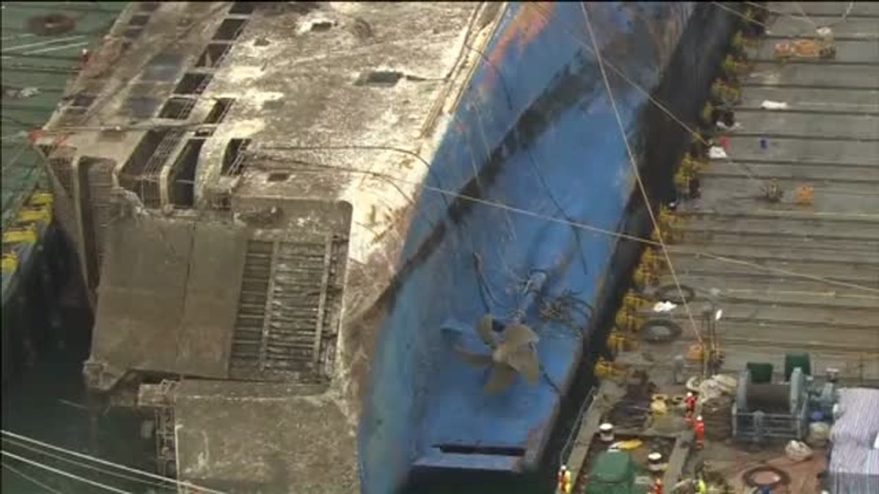 Corea del Sur comienza a reflotar el ferri en el que murieron 304 personas