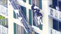 Rescatan a un trabajador que había quedado colgado de la fachada de un edificio