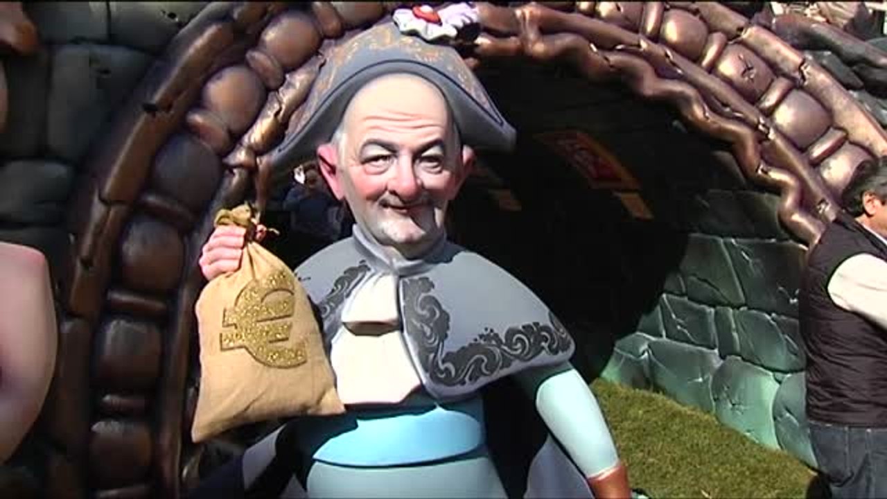 Masiva afluencia de público para ver las fallas que ya está preparadas para disfrutar de la fiesta