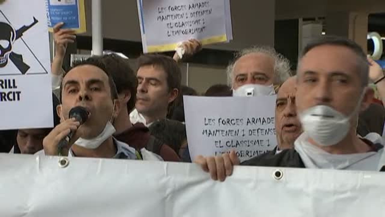 Protestas contra el Ejército en el salón de la educación de Barcelona