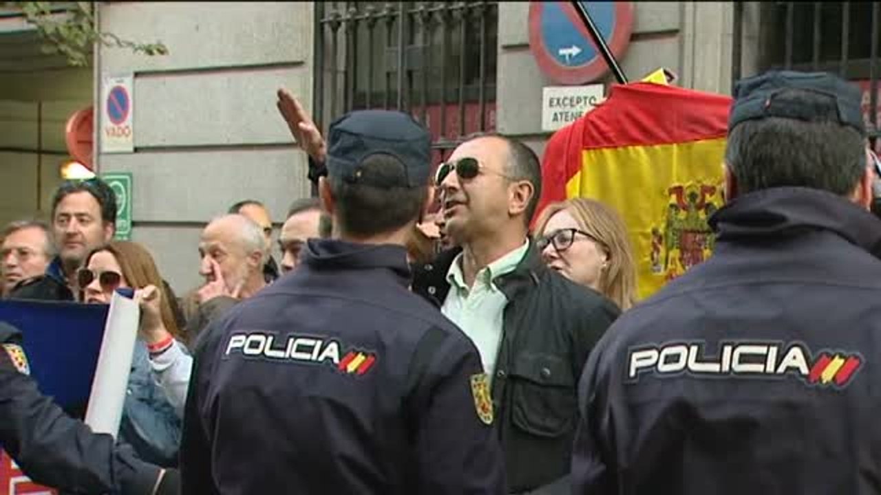 Una treintena de ultraderechistas y neonazis increpa e insulta a Artur Mas en Madrid