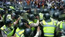 La policía reprime con extrema violencia una concentración opositora en el centro de Caracas
