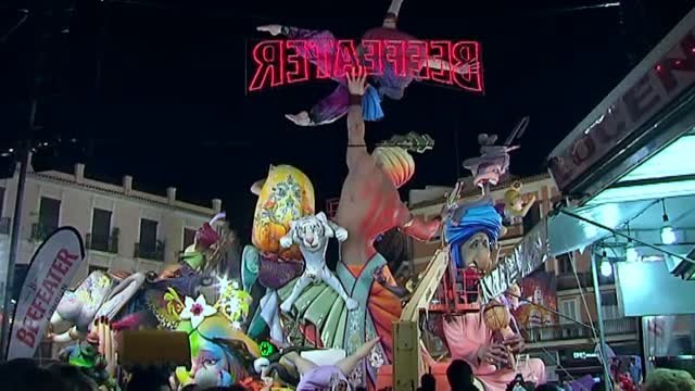 Los maestros falleros trabajan durante toda la noche para que sus ninot luzcan hoy ante el jurado