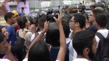 Un grupo de estudiantes venezolanos se enfrenta la Guardia Nacional