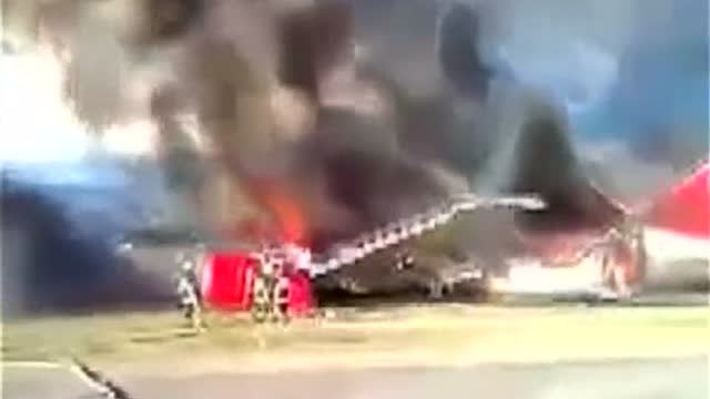 138 pasajeros huyen de un avión que echa a arder en Perú