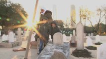 Save the Children simula un cementerio de niños sirios en un parque de Madrid