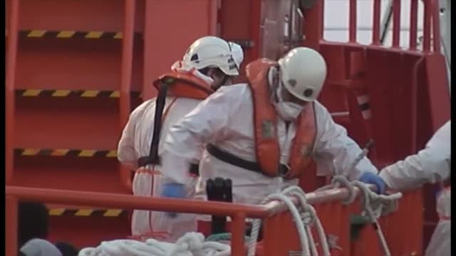 Rescatadas 33 personas de una patera en el mar de Alborán