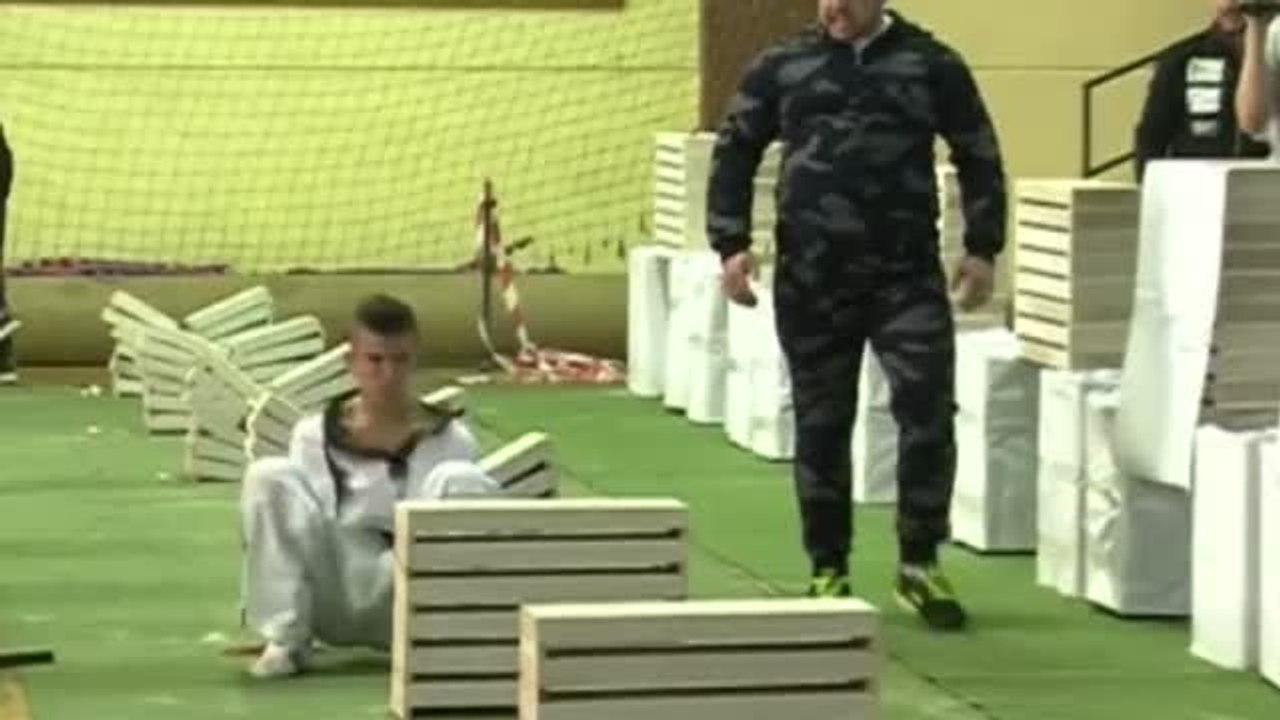 Un chico de 16 años rompe 111 ladrillos golpeándolos con su cabeza